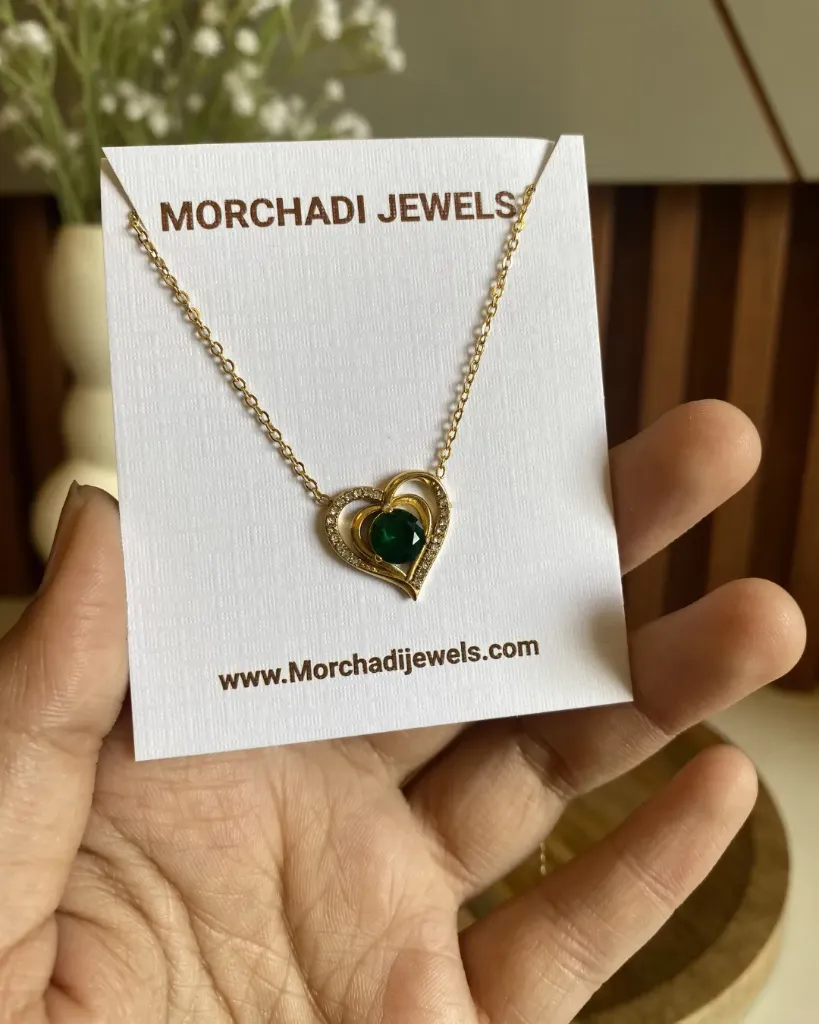 [MJ-247] Emerald Heart Pendant Necklace