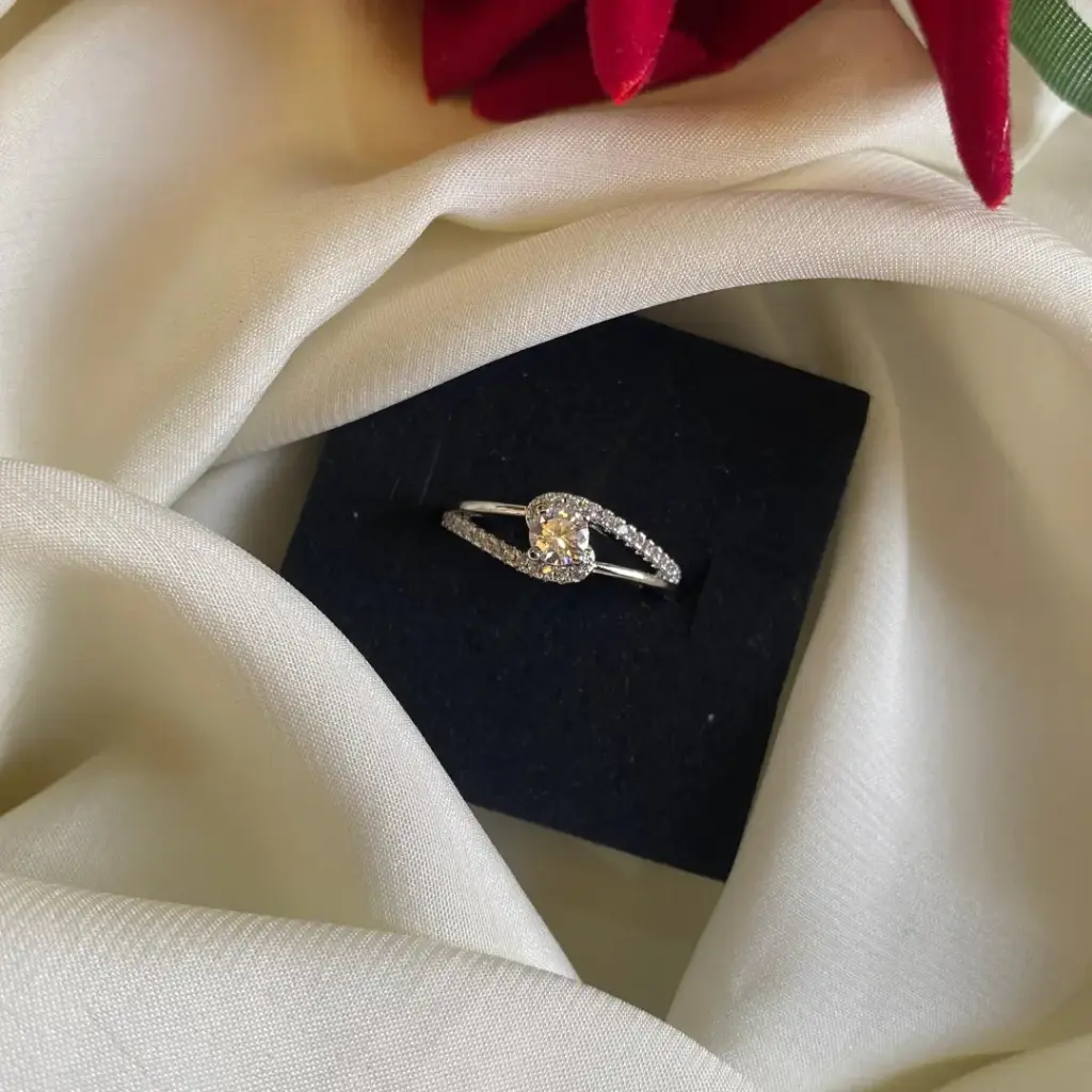 [MJ-559] Silver-Plated Adjustable AD Stone Criss-Cross Ring