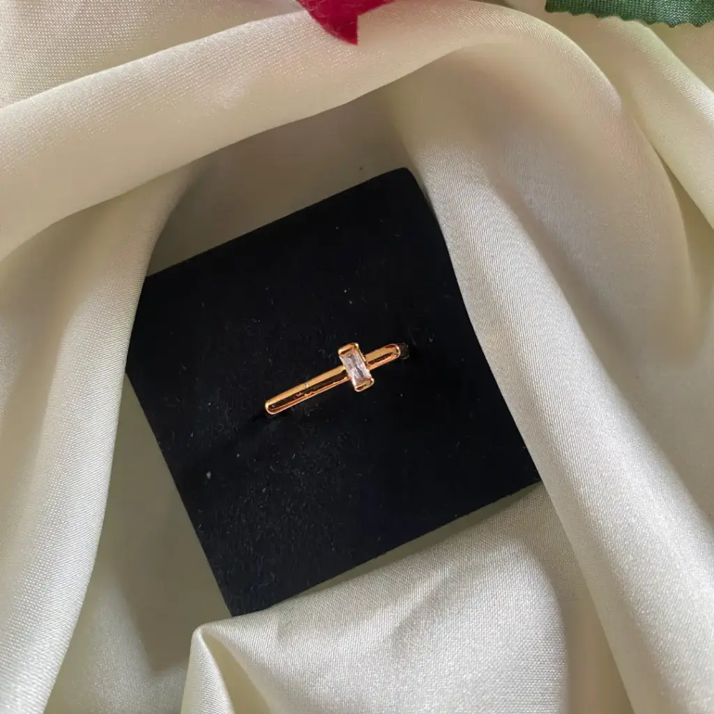 DC Jewelry Modern Bar Stone Ring