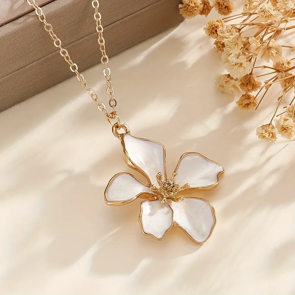 [MJ-621] White Enamel Magnolia Flower Gold Necklace