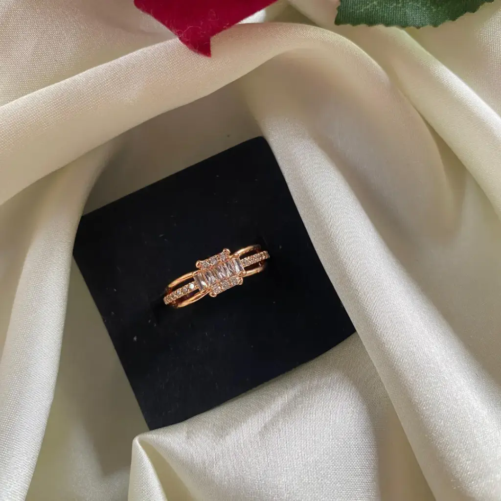 [MJ-114] Baguette Solitaire CZ Gold-Plated Ring
